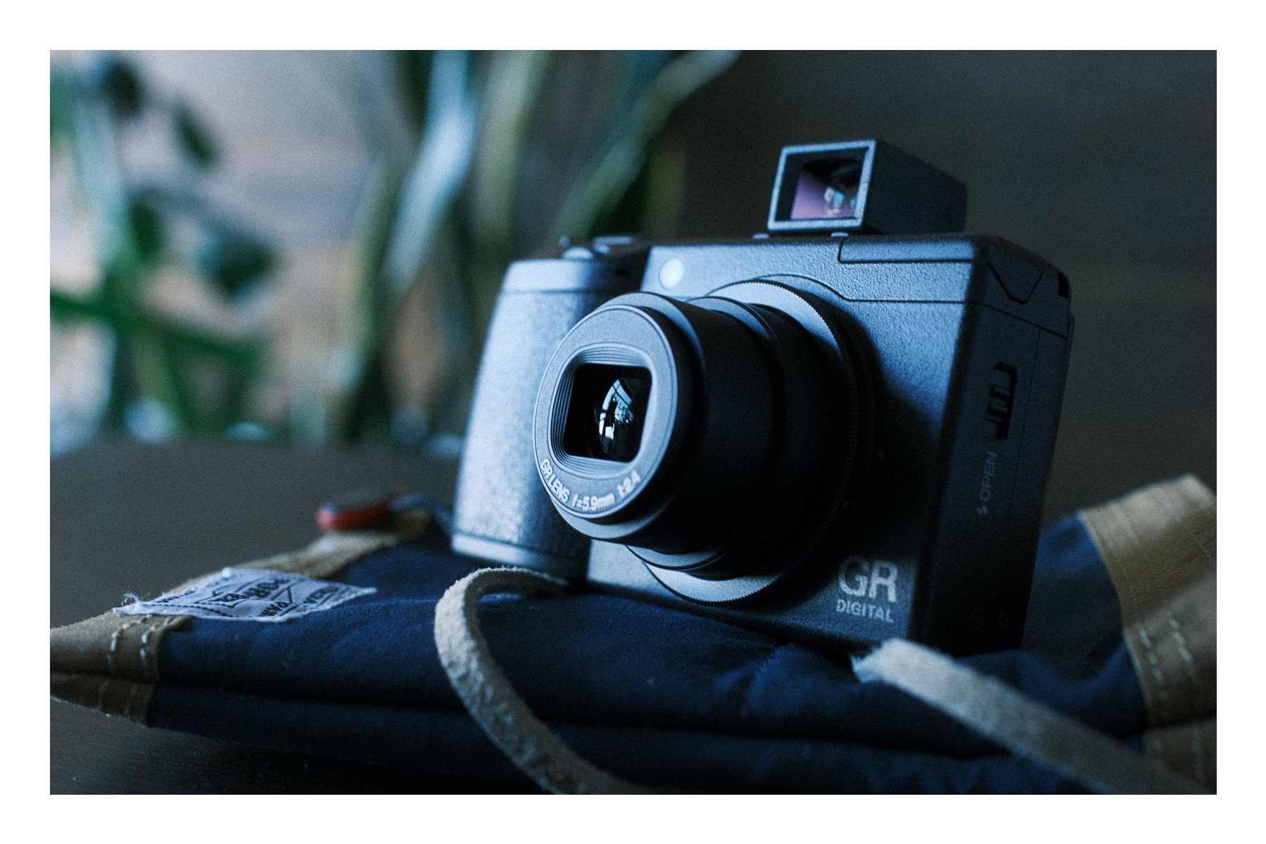 RICOH GR DIGITAL II: A legendary pocket camera for street photography